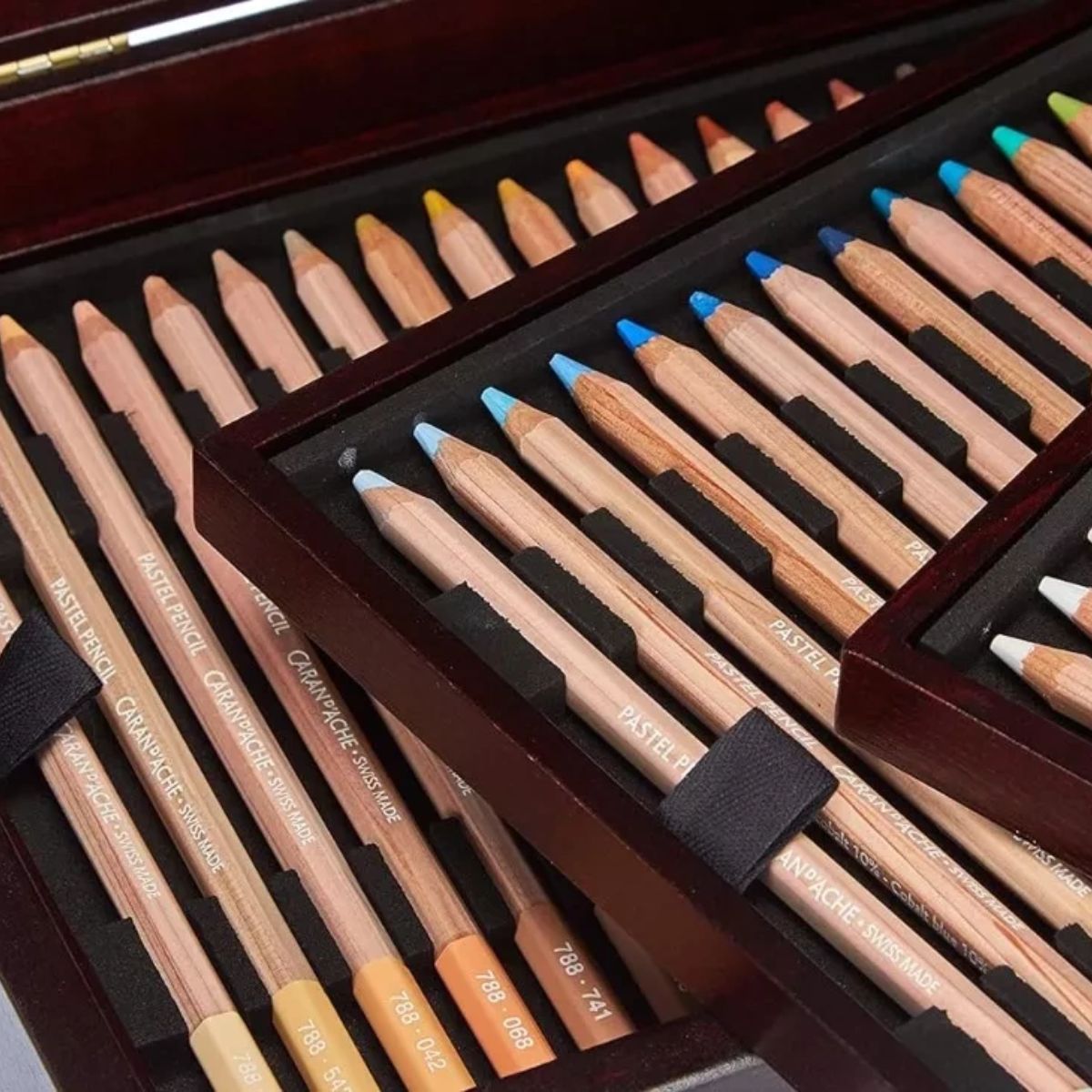 Estojo de Madeira Lápis de Cor Pastel Seco Caran D'ache com 84 Cores