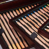 Estojo de Madeira Lápis de Cor Pastel Seco Caran D'ache com 84 Cores