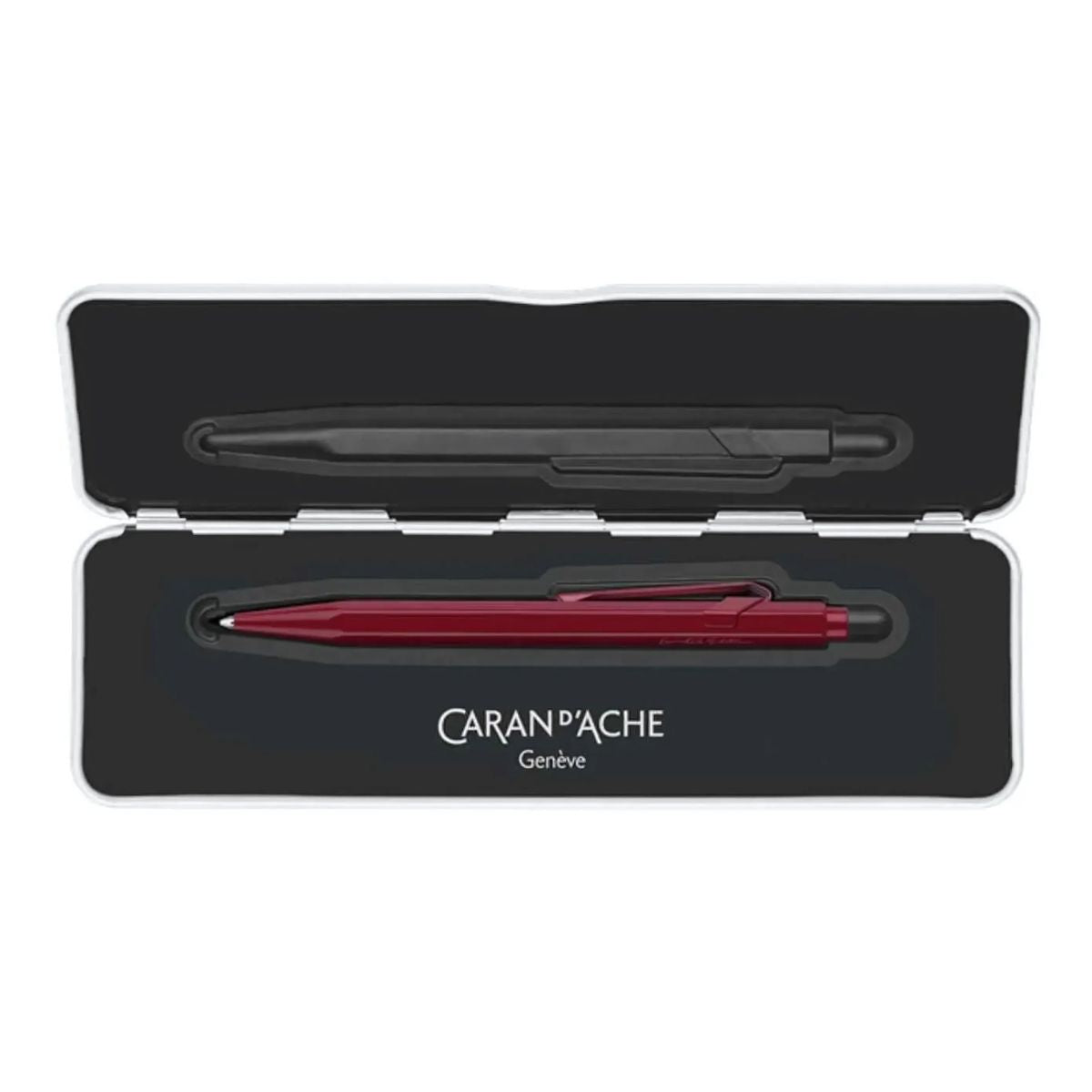 Caneta Esferográfica 849 Caran D'ache Claim Your Style com Estojo de Lata  - Garnet Red