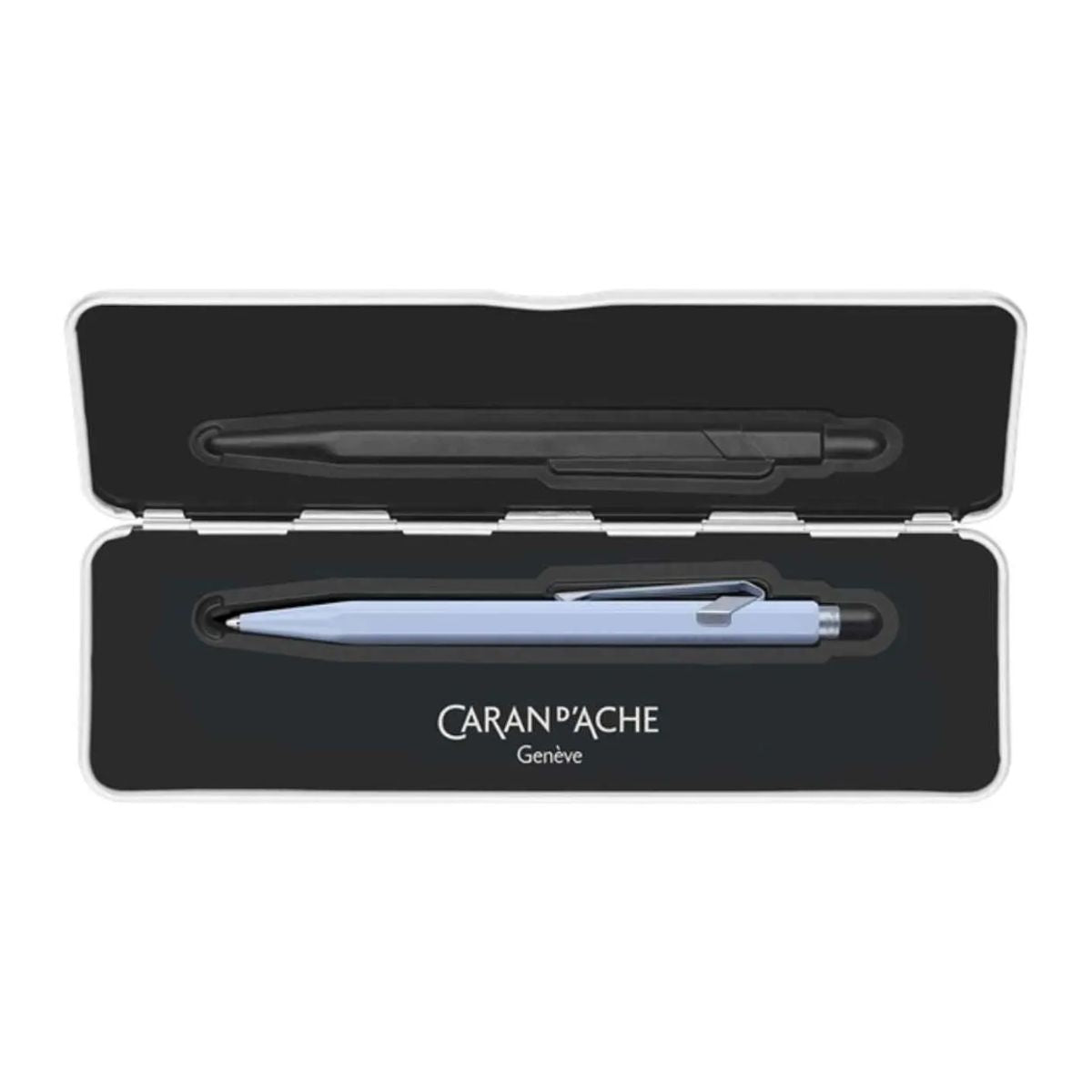 Caneta Esferográfica 849 Caran D'ache Claim Your Style com Estojo de Lata  - Polar Blue
