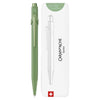 Caneta Esferográfica 849 Caran D'ache Claim Your Style com Estojo de Lata  - Clay Green