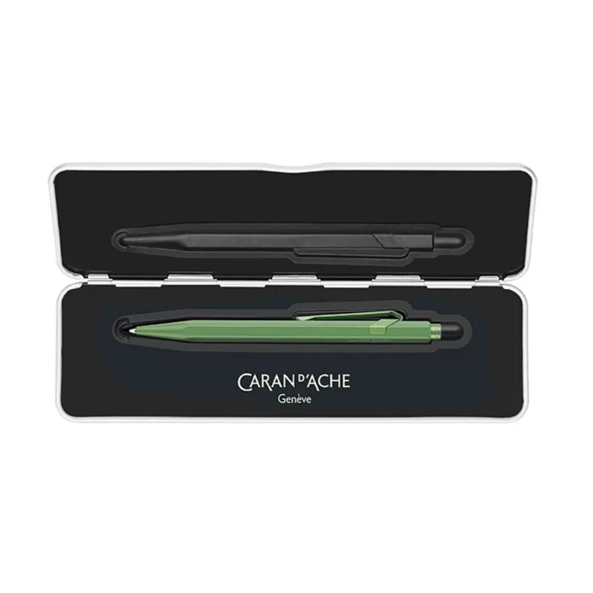 Caneta Esferográfica 849 Caran D'ache Claim Your Style com Estojo de Lata  - Clay Green