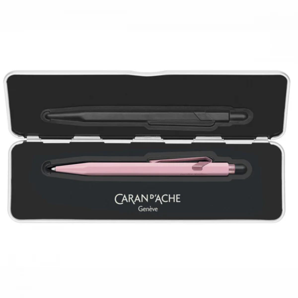 Caneta Esferográfica 849 Caran D'ache Claim Your Style com Estojo de Lata  - Quartz Pink