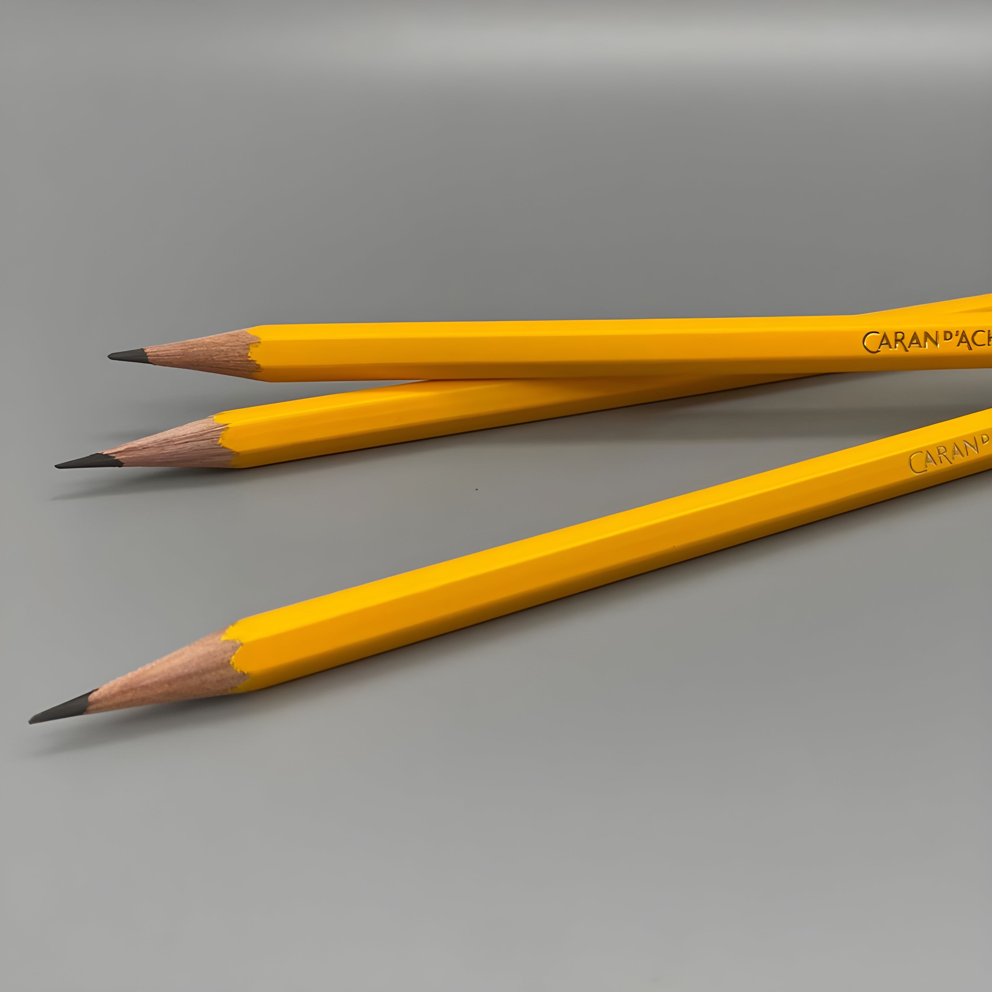 Lápis Grafite Caran D'ache Hb com Borracha