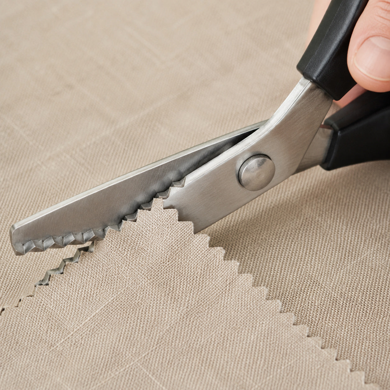 Tesoura de Picotar Zig-zag em Aço Inoxidável 9,25" para Tecidos Patchwork e Costura Criativa - Círculo