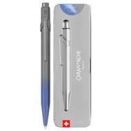 Caneta Esferográfica 849 Caran D'ache Claim Your Style com Estojo de Lata  - Stormy Blue