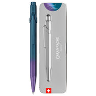 Caneta Esferográfica 849 Caran D'ache Claim Your Style com Estojo de Lata  - Purple Ocean