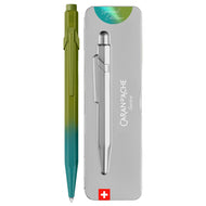 Caneta Esferográfica 849 Caran D'ache Claim Your Style com Estojo de Lata - Arctic Green