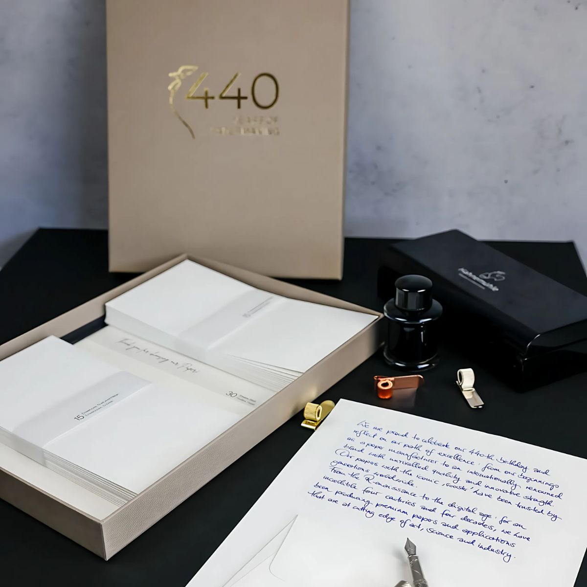 Conjunto de Papéis para Escrita Hahnemühle 440 Anos com 30 Folhas A4 + 30 Envelopes