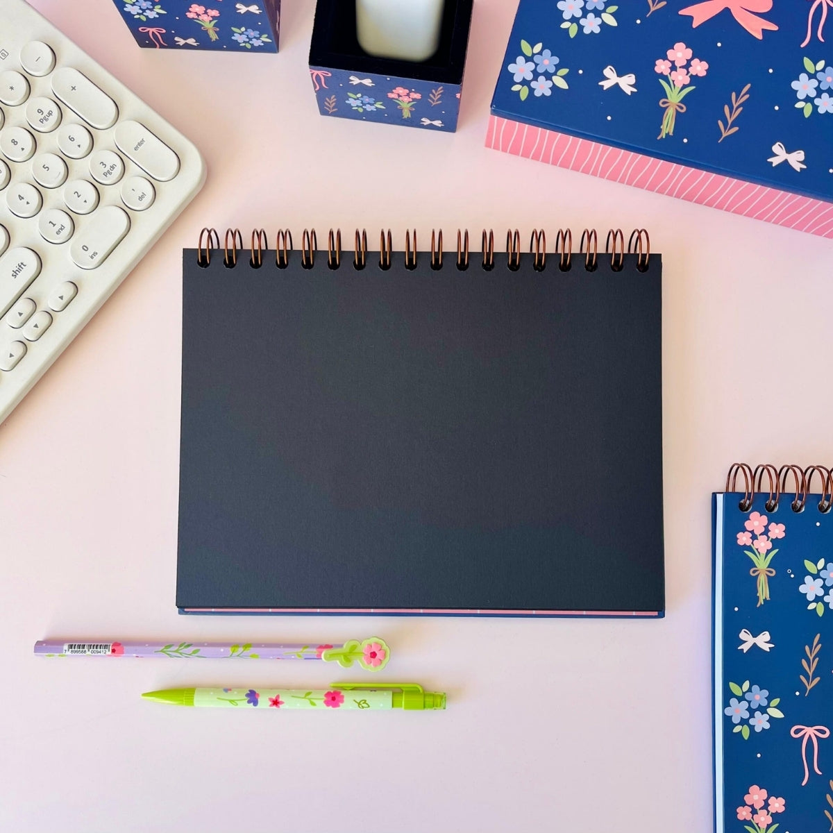 Caderno Criação 180g 17,5x23,5cm com 30 Folhas Pretas Laços e Afetos - Fina Ideia