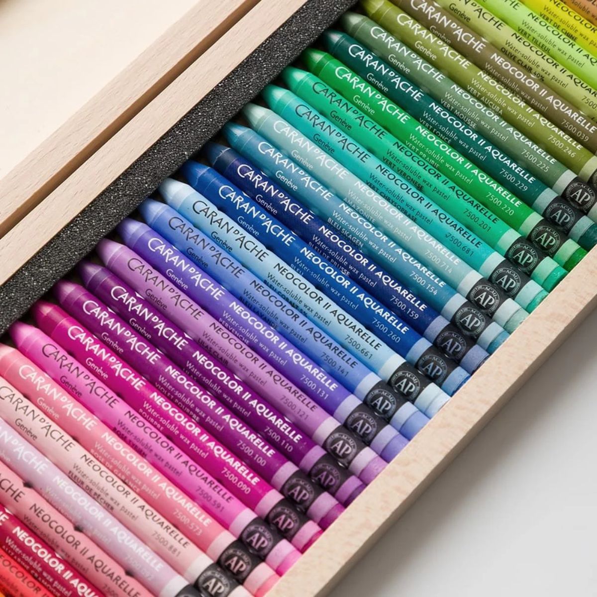 Estojo de Madeira Giz Aquarelável Caran D'ache Neocolor II 50 Cores Edição Especial 50 Anos