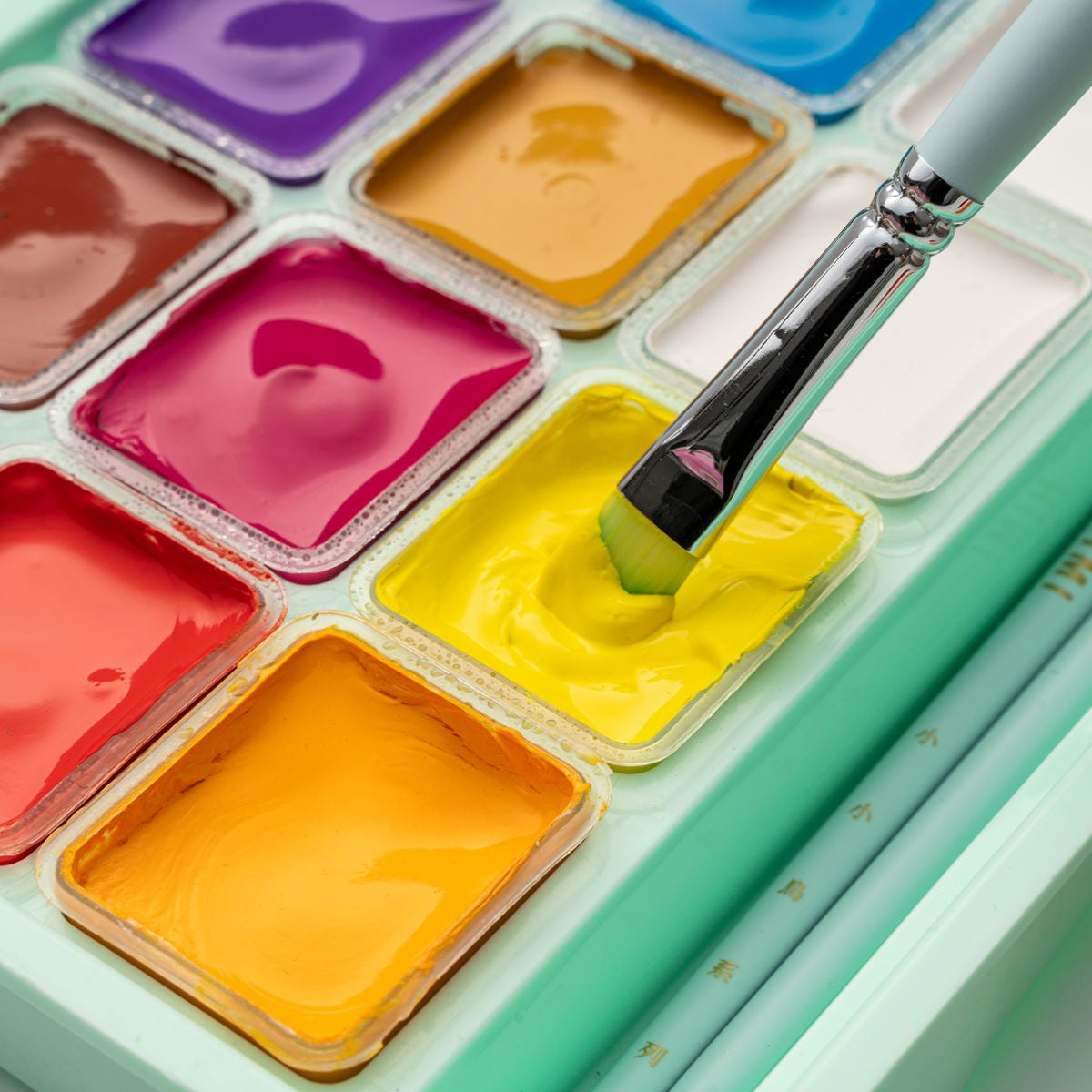 Estojo Verde de Tinta Guache Profissional em Potes Jelly Cup com 18 Cores de 30g e 3 Pincéis - Himi